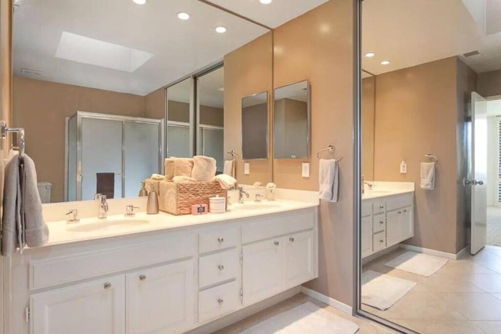 Private Country Club Condo On Awesome Golf Course! 棕榈荒漠 外观 照片